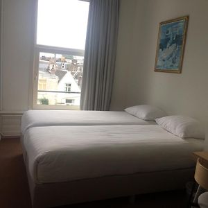 Camera piccola con letto king size